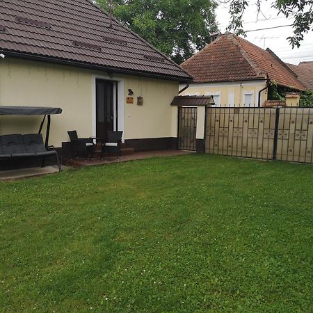 Sinca VecheEva'S Little House - Acasa La Taticul Albinelorアパートメント エクステリア 写真